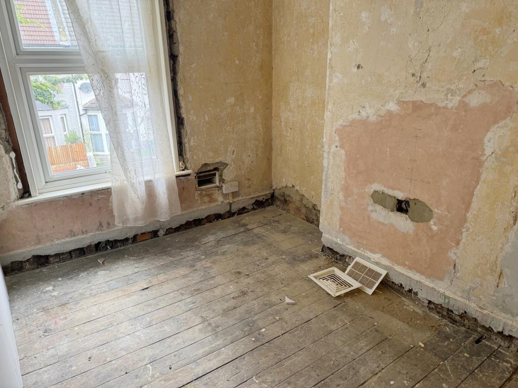 Lot: 5 - BAY FRONTED TERRACE HOUSE FOR IMPROVEMENT - Bedroom 2